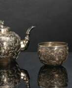 Wang Hing & Co.. Teekanne, Milchgießer und Schale aus Silber mit Drachenrelief