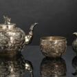 Teekanne, Milchgießer und Schale aus Silber mit Drachenrelief - Auktionsarchiv