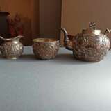 Teekanne, Milchgießer und Schale aus Silber mit Drachenrelief - фото 2