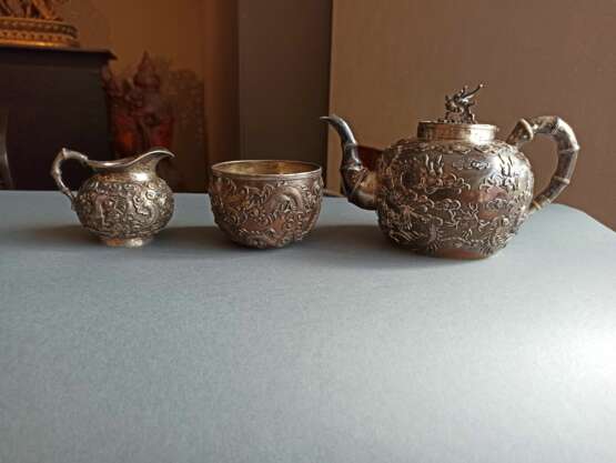 Teekanne, Milchgießer und Schale aus Silber mit Drachenrelief - photo 2
