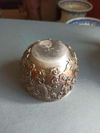 Teekanne, Milchgießer und Schale aus Silber mit Drachenrelief - photo 4