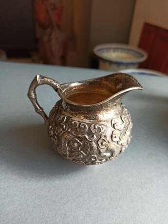 Teekanne, Milchgießer und Schale aus Silber mit Drachenrelief - photo 6