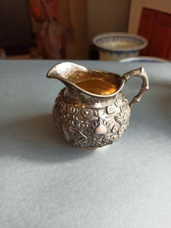 Teekanne, Milchgießer und Schale aus Silber mit Drachenrelief - фото 7