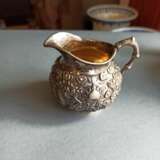 Teekanne, Milchgießer und Schale aus Silber mit Drachenrelief - photo 7