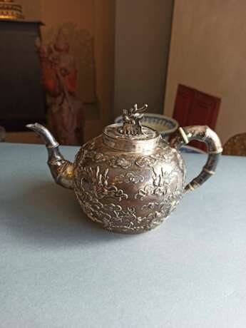 Teekanne, Milchgießer und Schale aus Silber mit Drachenrelief - Foto 9