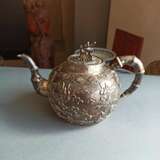 Teekanne, Milchgießer und Schale aus Silber mit Drachenrelief - photo 9