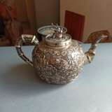 Teekanne, Milchgießer und Schale aus Silber mit Drachenrelief - Foto 10