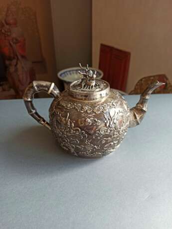 Teekanne, Milchgießer und Schale aus Silber mit Drachenrelief - фото 10