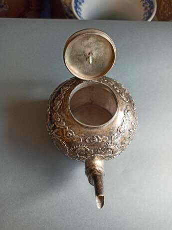 Teekanne, Milchgießer und Schale aus Silber mit Drachenrelief - Foto 11