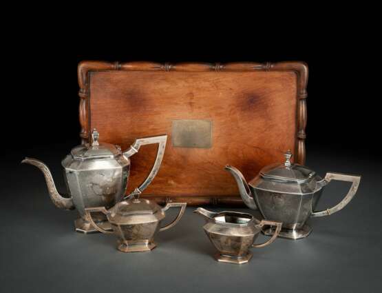 Kaffee- und Teeservice aus Silber mit Deckeldose und Milchgießer auf Holztablett mit Monogramm - Foto 1