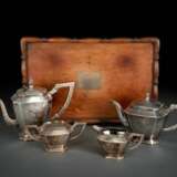 Kaffee- und Teeservice aus Silber mit Deckeldose und Milchgießer auf Holztablett mit Monogramm - Foto 1