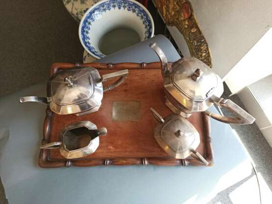 Kaffee- und Teeservice aus Silber mit Deckeldose und Milchgießer auf Holztablett mit Monogramm - Foto 2