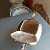Kaffee- und Teeservice aus Silber mit Deckeldose und Milchgießer auf Holztablett mit Monogramm - фото 9