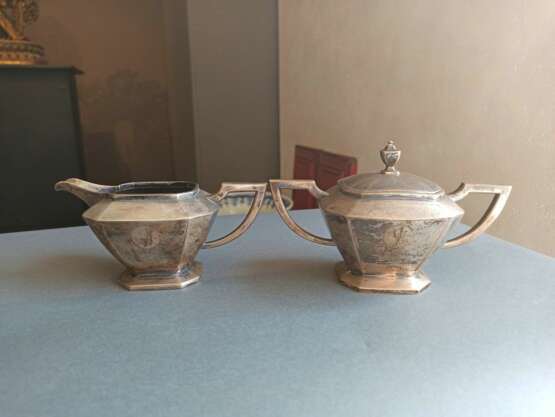 Kaffee- und Teeservice aus Silber mit Deckeldose und Milchgießer auf Holztablett mit Monogramm - photo 10