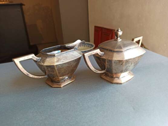 Kaffee- und Teeservice aus Silber mit Deckeldose und Milchgießer auf Holztablett mit Monogramm - Foto 11