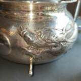 Silberkanne mit Drachendekor auf Stand mit Rechaud aus Silber - Foto 8