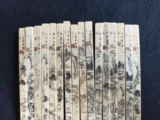 Zehn Paar Essstäbchen mit fein gravierten Landschaftsszenen und Gedichtaufschriften aus Elfenbein - photo 3