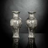 Paar Vasen aus Silber mit Reliefdekor von Blüten - photo 1