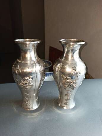 Paar Vasen aus Silber mit Reliefdekor von Blüten - photo 2