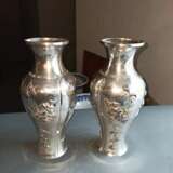 Paar Vasen aus Silber mit Reliefdekor von Blüten - Foto 2