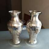 Paar Vasen aus Silber mit Reliefdekor von Blüten - Foto 3