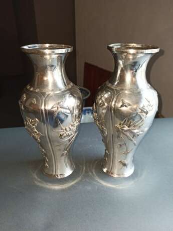 Paar Vasen aus Silber mit Reliefdekor von Blüten - photo 4