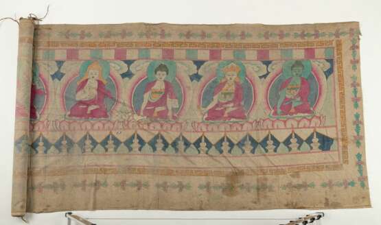 Gompa-Behang mit Darstellungen von zwölf Figuren, darunter Padmasambhava und Buddha Shakyamuni - фото 3