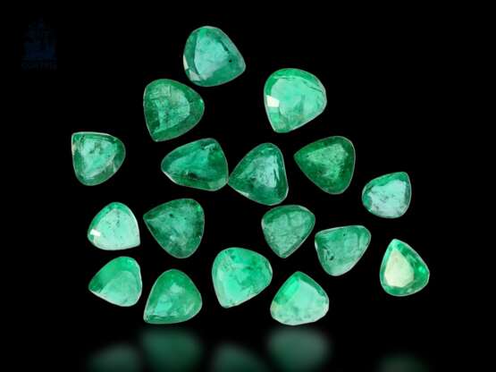Steine: Konvolut von 17 natürlichen Smaragden, zusammen ca.10ct - фото 1
