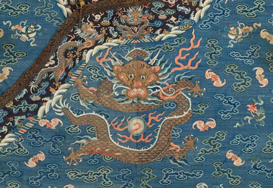 Blaugrundige Drachenrobe (jifu) in kesi für einen Herrn - Foto 3