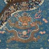 Blaugrundige Drachenrobe (jifu) in kesi für einen Herrn - Foto 3