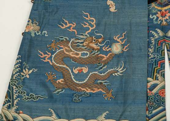 Blaugrundige Drachenrobe (jifu) in kesi für einen Herrn - Foto 4