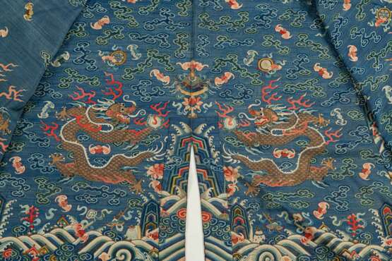 Blaugrundige Drachenrobe (jifu) in kesi für einen Herrn - photo 6