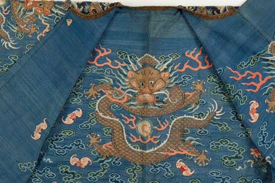 Blaugrundige Drachenrobe (jifu) in kesi für einen Herrn - photo 7