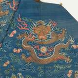 Blaugrundige Drachenrobe (jifu) in kesi für einen Herrn - photo 9