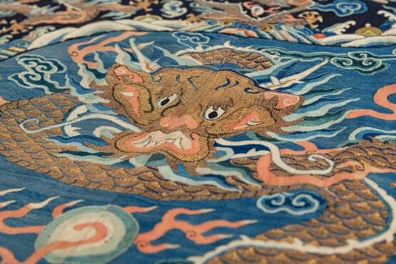 Blaugrundige Drachenrobe (jifu) in kesi für einen Herrn - photo 11