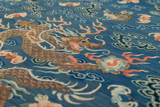 Blaugrundige Drachenrobe (jifu) in kesi für einen Herrn - Foto 13