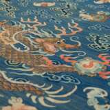 Blaugrundige Drachenrobe (jifu) in kesi für einen Herrn - Foto 13