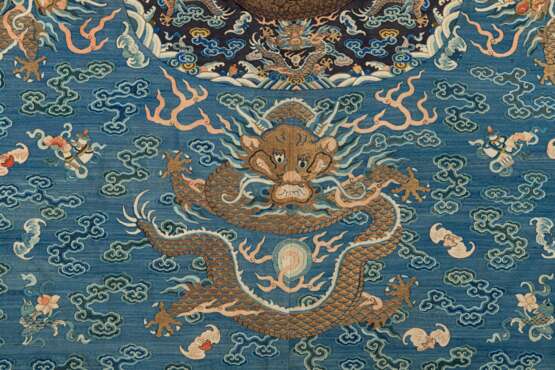 Blaugrundige Drachenrobe (jifu) in kesi für einen Herrn - Foto 16