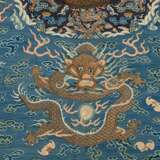 Blaugrundige Drachenrobe (jifu) in kesi für einen Herrn - Foto 16