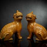 Paar sitzende Luduan aus Keramik mit ockergelber Glasur - photo 8
