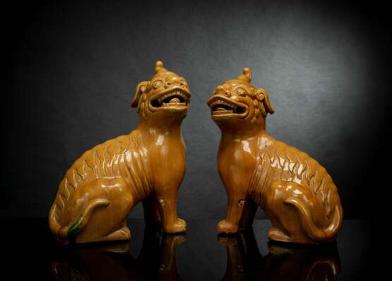 Paar sitzende Luduan aus Keramik mit ockergelber Glasur - Foto 8