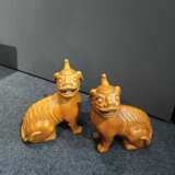 Paar sitzende Luduan aus Keramik mit ockergelber Glasur - photo 1