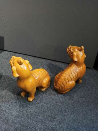 Paar sitzende Luduan aus Keramik mit ockergelber Glasur - Foto 2
