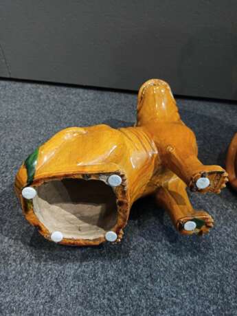 Paar sitzende Luduan aus Keramik mit ockergelber Glasur - Foto 5