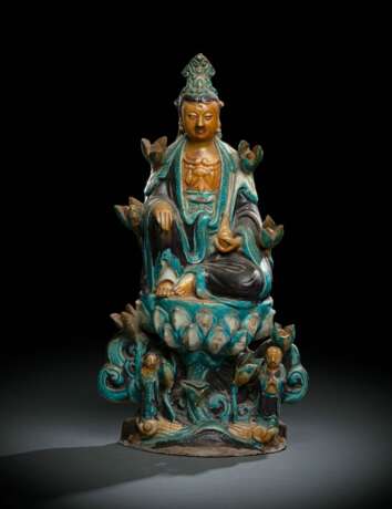 Fahua-Figur des Guanyin aus Irdenware auf einem Lotos - photo 1