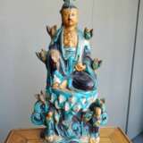 Fahua-Figur des Guanyin aus Irdenware auf einem Lotos - photo 2