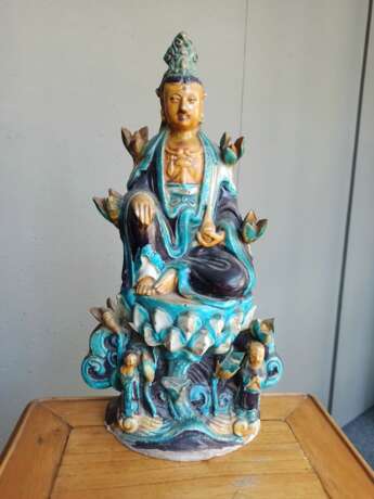 Fahua-Figur des Guanyin aus Irdenware auf einem Lotos - photo 2
