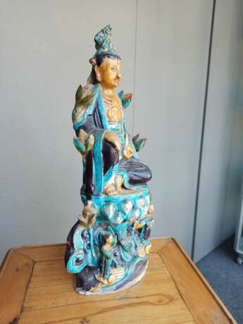 Fahua-Figur des Guanyin aus Irdenware auf einem Lotos - photo 3
