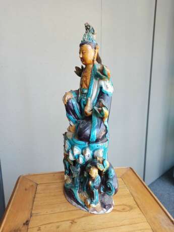 Fahua-Figur des Guanyin aus Irdenware auf einem Lotos - photo 5