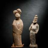 Zwei kalt bemalte Irdenware-Figuren einer 'Fat Lady' und eines Ausländers - фото 1